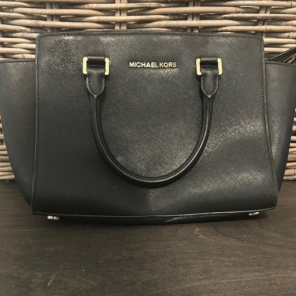 Micheal kors medium sizes black purse